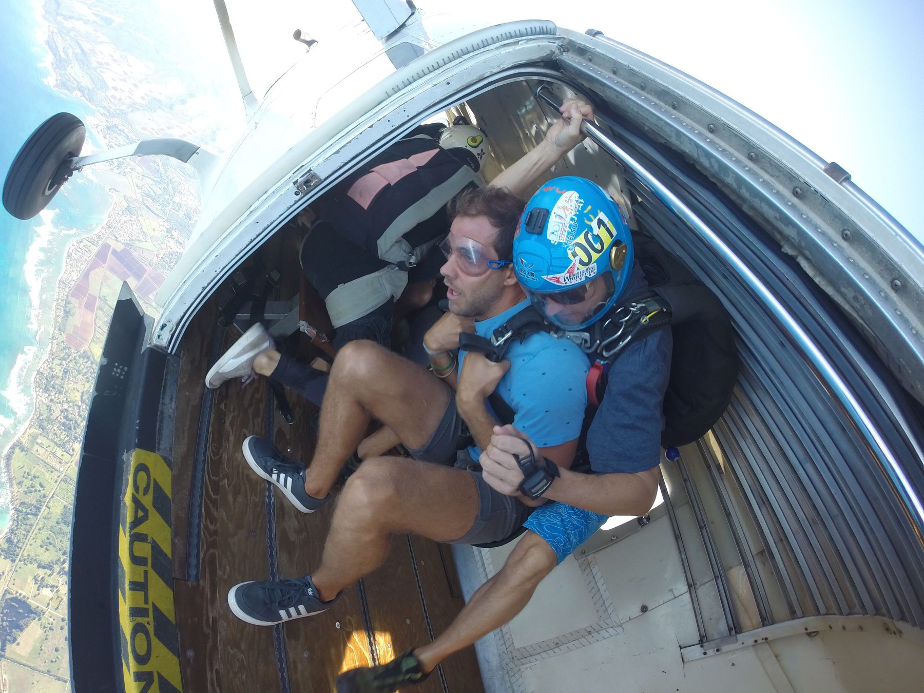 Facu saltando en paracaidismo, en la puerta del avión